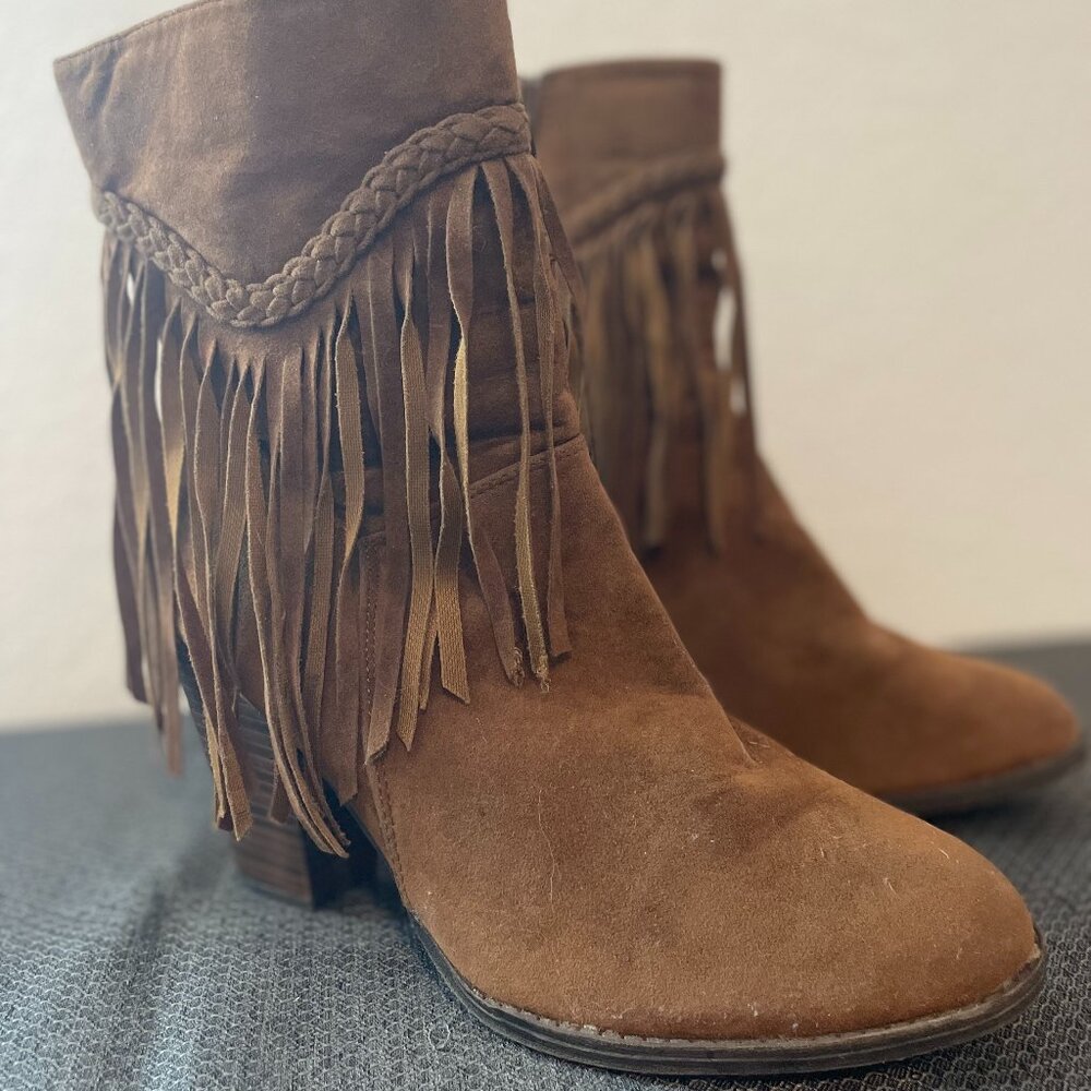 Brown western fringed booties for all the coastal cowgirlies! Women's size 11
